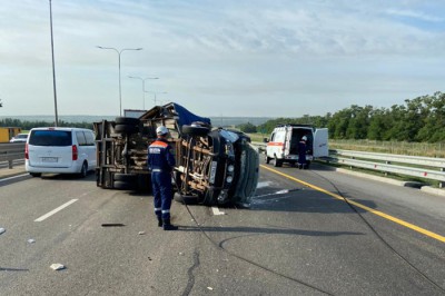 Перевернулась «Газель» на трассе М-4 «Дон», зацепив грузовик Iveco