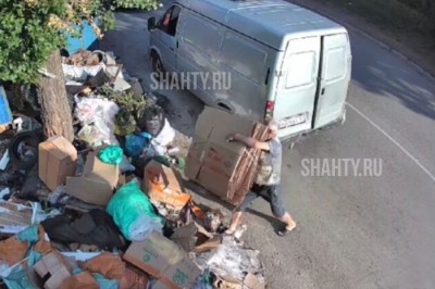 Попался очередной мусорщик в г. Шахты: выбросил мусор на улице Садовой