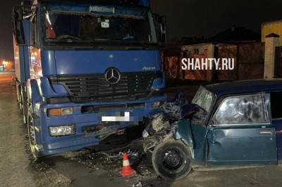 Пострадали 16-летние подростки: влетели под грузовик Mercedes в Ростовской области