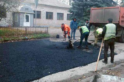 В г. Шахты асфальтируют улицу Рабоче-Крестьянскую