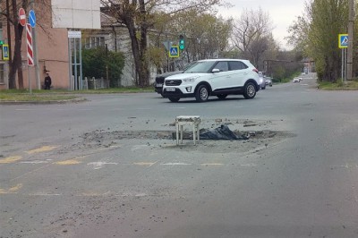 В Шахтах яма и табуретка на перекрестке заинтересовали шахтинцев