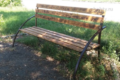 В Александровском парке в Шахтах появились временные лавочки