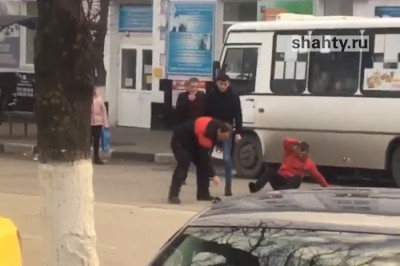 В Шахтах произошла драка между водителем автобуса и мужчиной. Видео