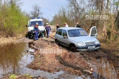 Хотели посмотреть на вековой дуб: Chevrolet Niva увязла в глине в Ростовской области