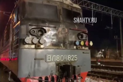 Подростки подожгли электровоз коктейлями Молотова в Ростове-на-Дону: их задержали