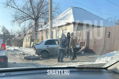 Машина протаранила забор домовладения в Шахтах на Минском