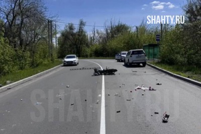 Мотоцикл влетел в Toyota Land Cruiser в Новошахтинске: двое пострадали