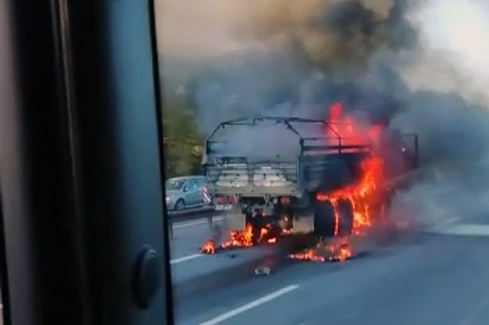 Сгорел военный КАМАЗ на трассе М-4 в Красносулинском районе — погибла женщина [Видео]