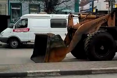 В Шахтах погрузчик убирал пустой асфальт, считает горожанин