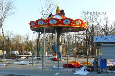 В парке в Шахтах появилась карусель: реконструкцию продолжил подрядчик из Батайска
