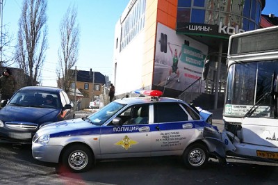 Автобус протаранил автомобиль ДПС в Ростове [Видео]