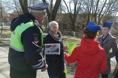 В Шахтах сотрудники ГИБДД напомнили жителям о правилах поведения на дороге