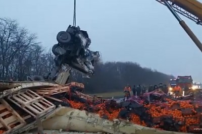 Под Шахтами умер за рулем водитель большегруза Mercedes, машина перевернулась