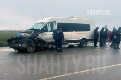Двое разбились, семь пострадали: «Приора» устроила тройное ДТП на трассе в Ростовской области