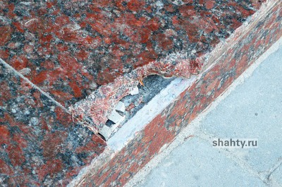 В Шахтах появились сколы на четырех новых плитах на площади Солдата и вечном огне в парке