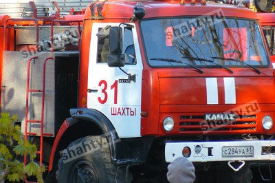 В Шахтах сгорел гараж с автомобилем в переулке Рождественском