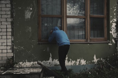 В Шахтах повредили окно и украли электрический инструмент