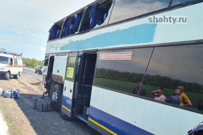 Под Шахтами автобус врезался в фуру на трассе М-4: погиб 36-летний пассажир
