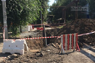 В Шахтах водоканал меняет 400 метров аварийной трубы на Артеме