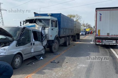 Массовое ДТП под Шахтами на 1005 км трассы М-4: водитель погиб, пассажир получил травмы