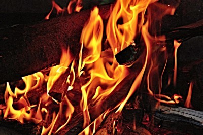 В г. Шахты сгорело брошенное строение на Майском