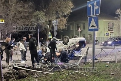 Опрокинулся автомобиль в центре Новошахтинска: пострадали два человека