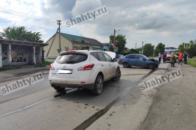 В Шахтах столкнулись Lada и кроссовер Nissan: пострадали водители
