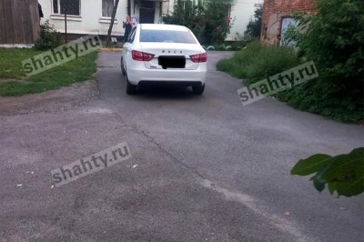 Годовалая девочка попала под машину в Новошахтинске: малышка в реанимации