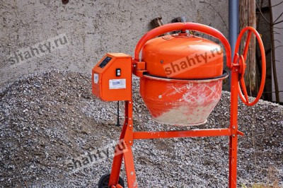 Вор в Шахтах оставил людей без строительного инструмента