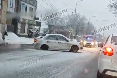 В Шахтах легковушка попала в аварию