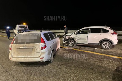 Ехавшая по встречке на М-4 «Приора» врезалась в LADA XRAY: пострадали два человека