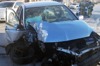 В г. Шахты автоледи врезалась в столб на Mitsubishi Lancer [Видео]