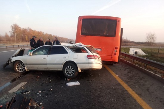Toyota Mark-2 протаранила автобус на трассе М-4 — погиб житель Ростовской области