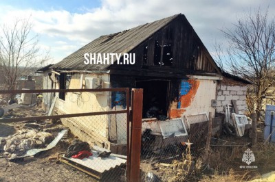Сгорел дом у семьи из станицы Мелиховской, пока хозяева ходили в магазин