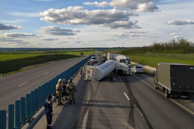 Опрокинулась цистерна с газом на трассе М-4 «Дон» в Ростовской области