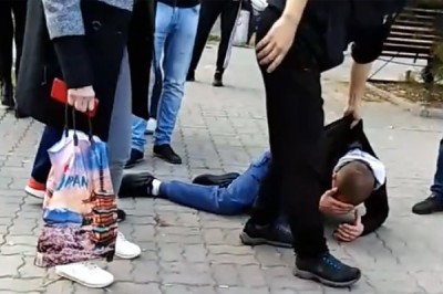 Пранкера избили пассажиры автобуса за выходку с пакетом [Видео]