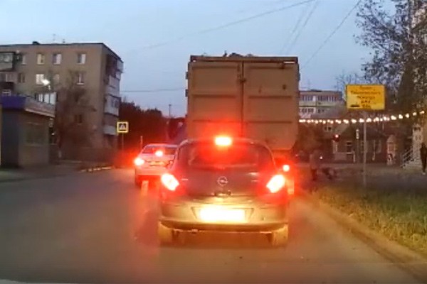 Грузовик Volvo задавил женщину в Таганроге [Видео]