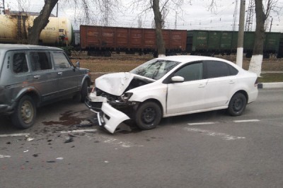 ДТП под Шахтами: на выезде из Каменоломен столкнулись Volkswagen Polo и «Нива»