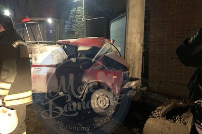 ВАЗ протаранил опору ЛЭП в Батайске: пострадали два человека