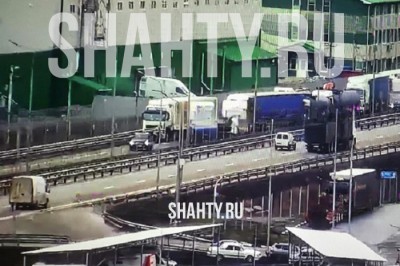 На трассе М-4 «Дон» под Ростовом столкнулись три фуры Volvo, МАЗ и Scania