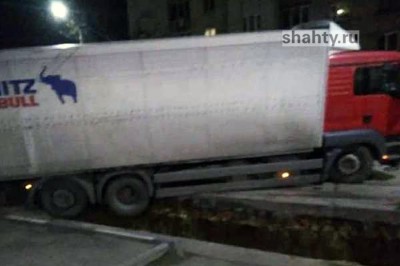 В Шахтах в траншею провалилась фура на улице Советской