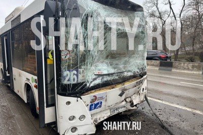 Столкнулись два автобуса в Ростове: пострадало восемь человек