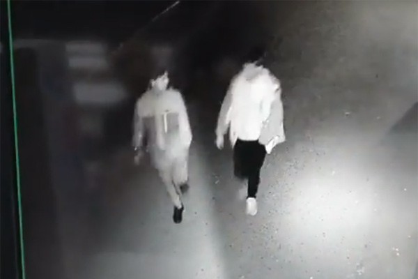 В г. Шахты ножом порезали шины иномарок — парни попали на видео