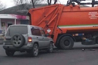 В г. Шахты столкнулись мусоровоз и Mitsubishi Pajero