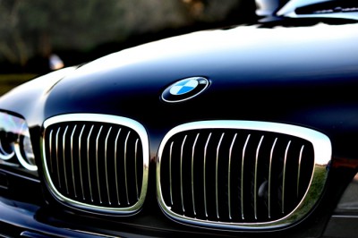 В Шахтах сгорел в гараже автомобиль BMW — был спасен человек