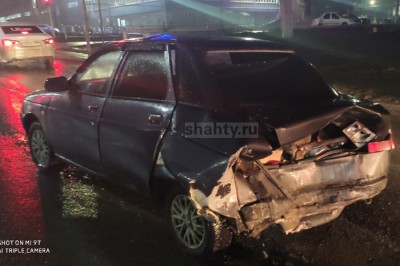 В Шахтах таксист влетел в «десятку» на светофоре