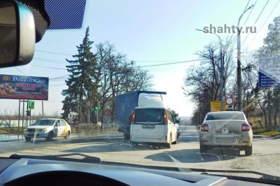В Шахтах минивэн столкнулся с фургоном около автовокзала