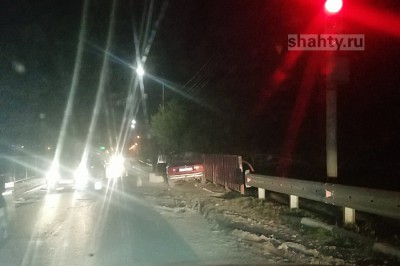 На мосту в Шахтах произошла авария на выезде в Каменоломни