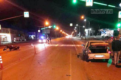 Под Шахтами 29-летний на мотоцикле врезался в легковушку на дороге Новошахтинск — Майский
