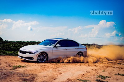 В г. Шахты угнан BMW с автомойки: пьяный парень врезался в дерево